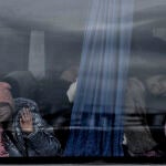 ZAPORIYIA, 04/04/2022.- Una niña saluda desde un autobús en el que ha llegado a Zaporiyia. Esta ciudad del centro este de Ucrania se ha convertido en el lugar al que llegan la mayor parte de personas que huyen de Mariúpol y las localidades cercanas controladas por el ejercito ruso. EFE/Manuel Bruque