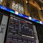 Una pantalla muestra la evolución del índice IBEX 35 en la Bolsa de Madrid este lunes