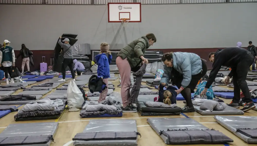 Refugiados ucranianos que huyen de la invasión rusa en su país y que están llegando a la ciudad mexicana de Tijuana para solicitar asilo en Estados Unidos, fueron ubicados este fin de semana en un albergue temporal de la zona norte de esta metrópoli.