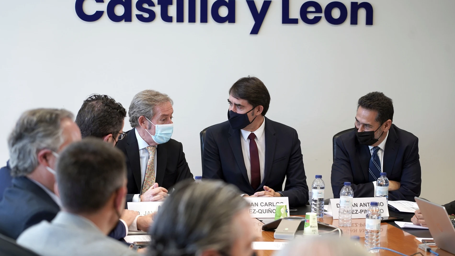 El consejero en funciones de Fomento y Medio Ambiente de la Junta de Castilla y León, Juan Carlos Suárez-Quiñones, el presidente de la Confederación Castellano y Leonesa de Construcción, Javier Vega (I), y el presidente de la Comisión de Vivienda y Urbanismo de CEOE España, Juan Antonio Gómez-Pintado (D), participan en la constitución de la Comisión de Vivienda, Urbanismo y Construcción