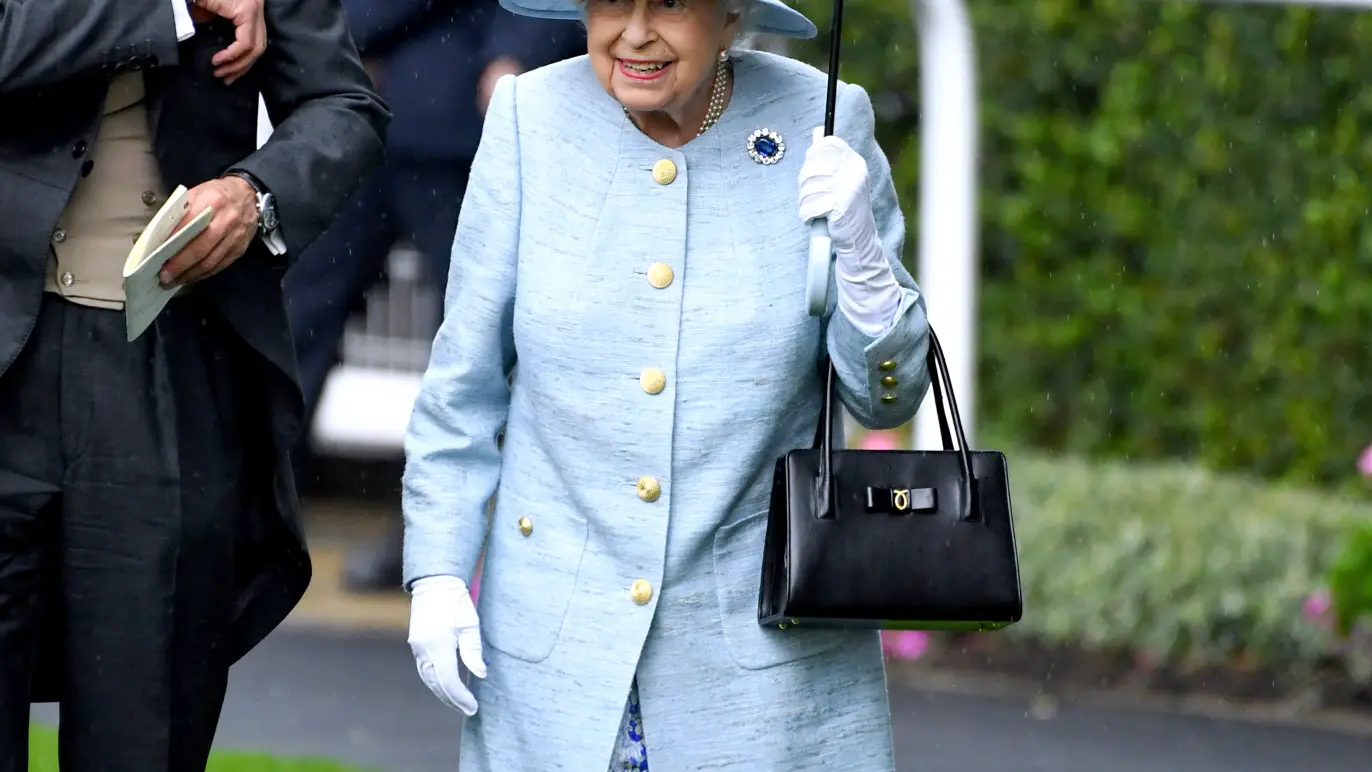 La reina Isabel II durante el segundo día del Royal Ascot en el hipódromo de Ascot.