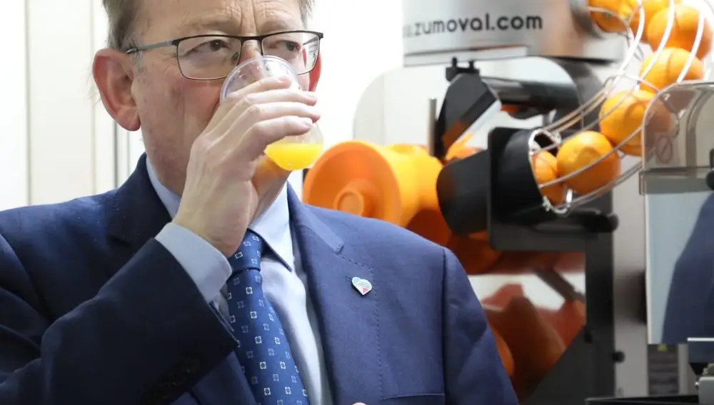 Ximo Puig disfruta de un zumo de naranjas valencianas en la feria Fruit Logistica GVA 05/04/2022