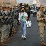 Militares y policías controlan un paradero de transporte público hoy martes en las calles de Lima