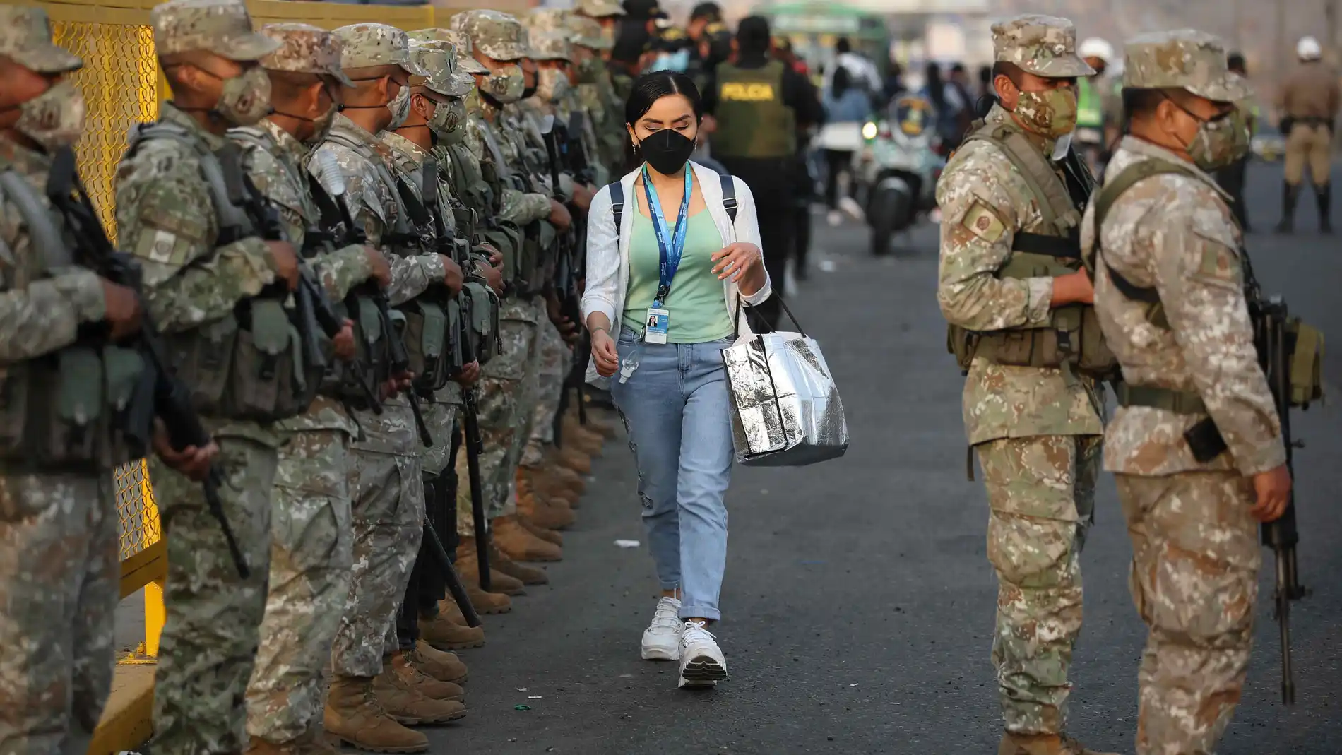 Militares y policías controlan un paradero de transporte público hoy martes en las calles de Lima
