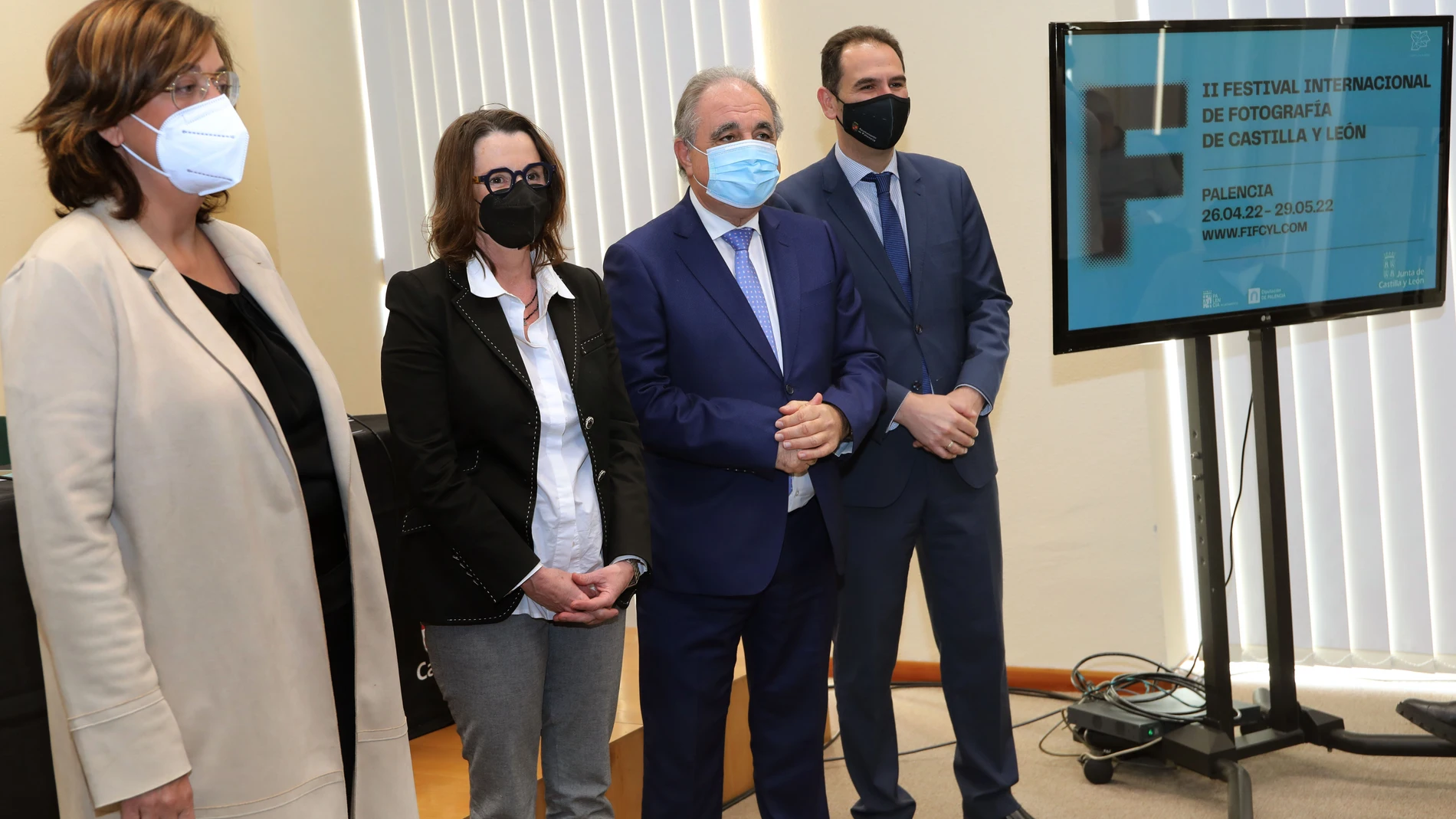 La presidenta de la Diputación de Provincial, Ángeles Armisén; la comisaria del Festival, Anne Morín; el delegado territorial de la Junta, José Antonio Rubio; y el alcalde de Palencia, Mario Simón, presentan el II Festival Internacional de Fotografía de Castilla y León
