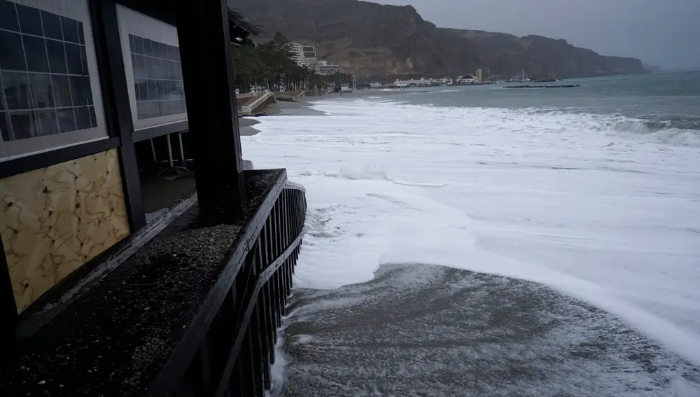 El oleaje ha alcanzado a varios chiringuitos en primera línea de la playa de Aguadulce en Roquetas de Mar, Almería