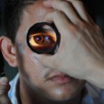 Oftalmólogo realizando una observación del ojo de su paciente