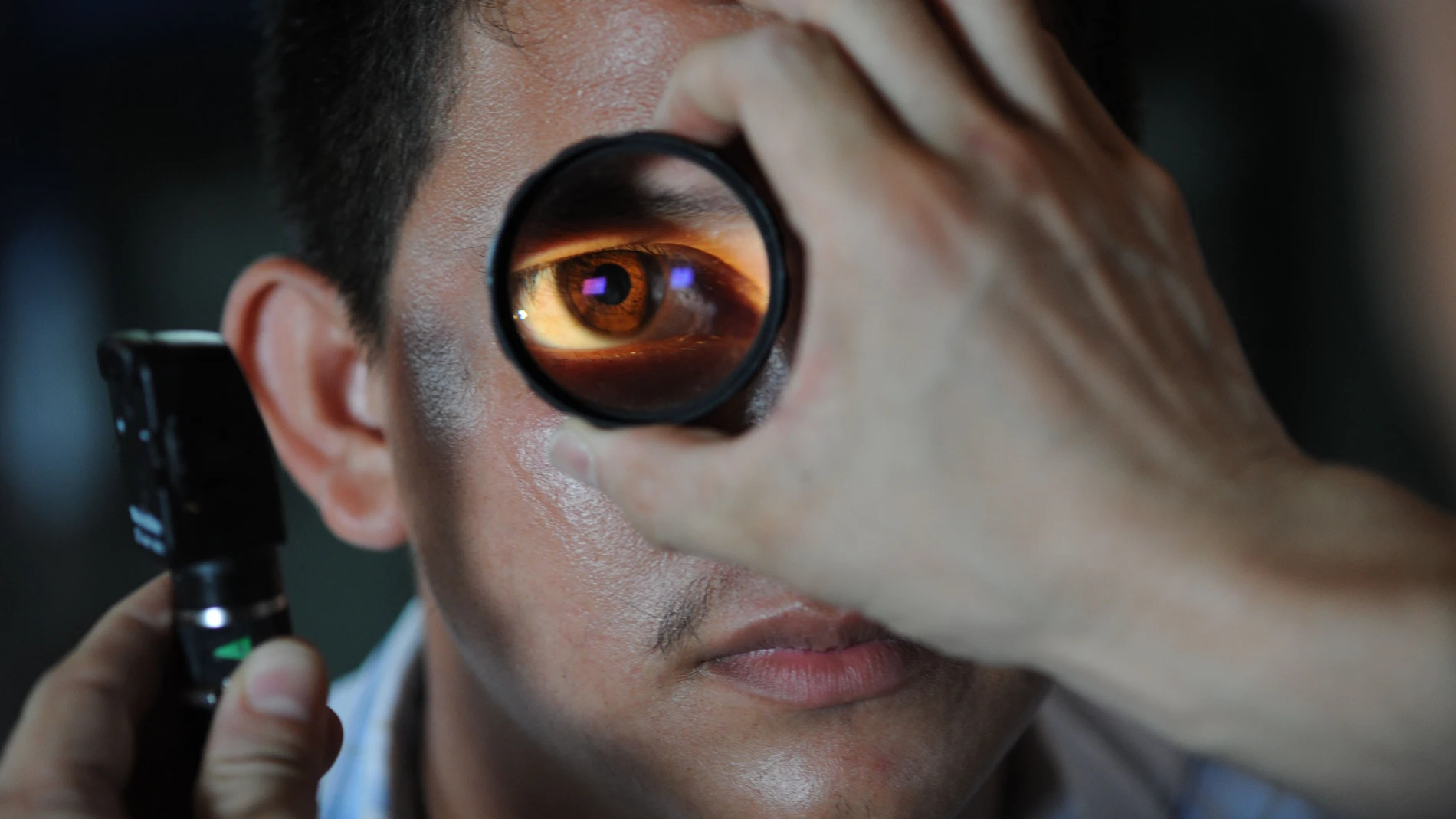 Oftalmólogo realizando una observación del ojo de su paciente
