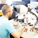 Un técnico trabaja en un laboratorio