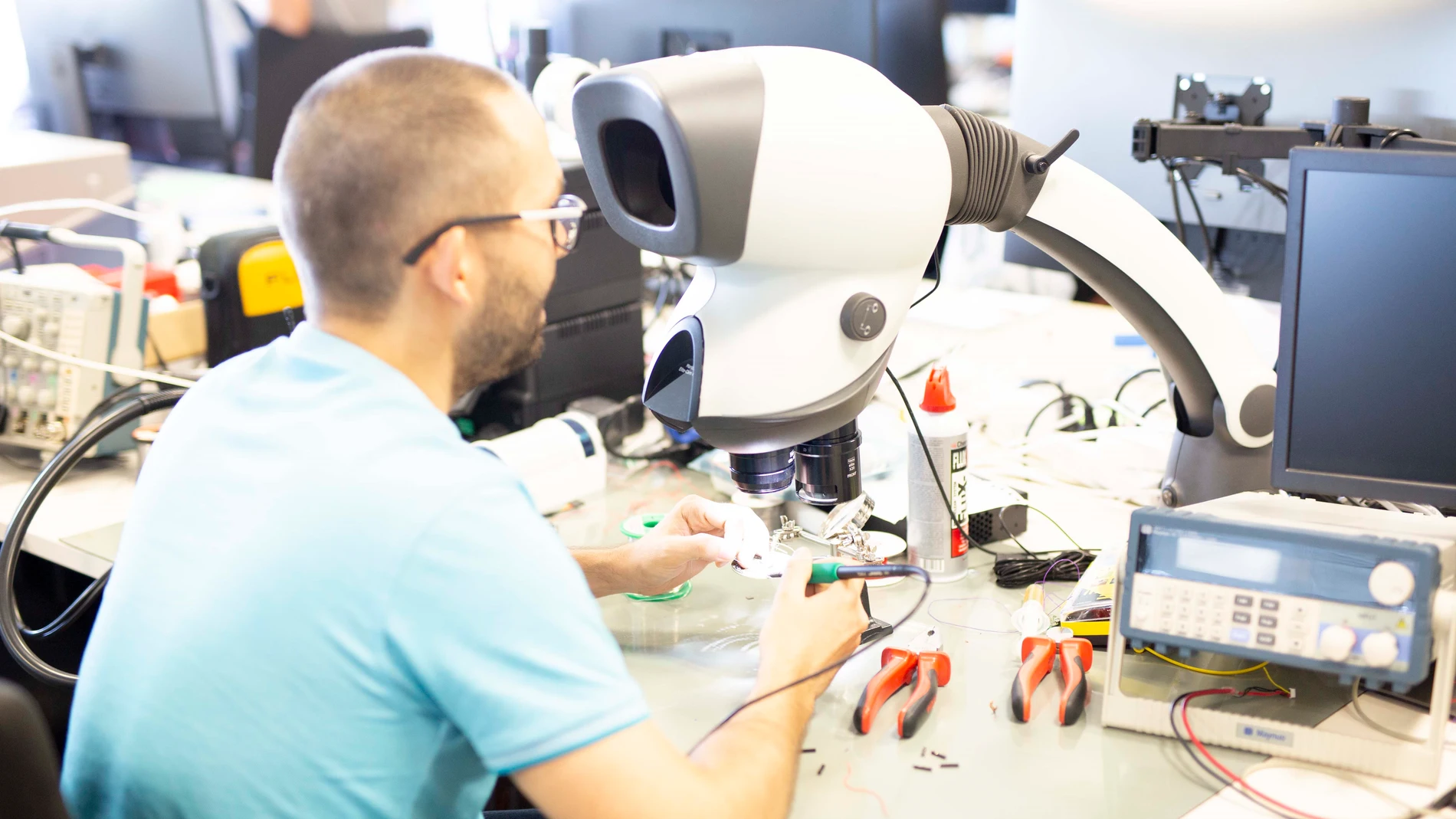 Un técnico trabaja en un laboratorio