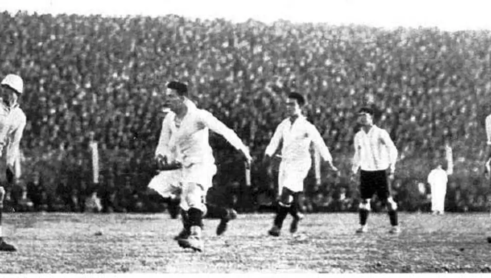 Partido amistoso entre la Selección Argentina (3 goles) y el Real Madrid (2), jugado en el estadio River Plate en 1927