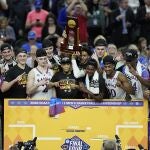 Los jugadores de Kansas posan con el trofeo de campeones de la NCAA.
