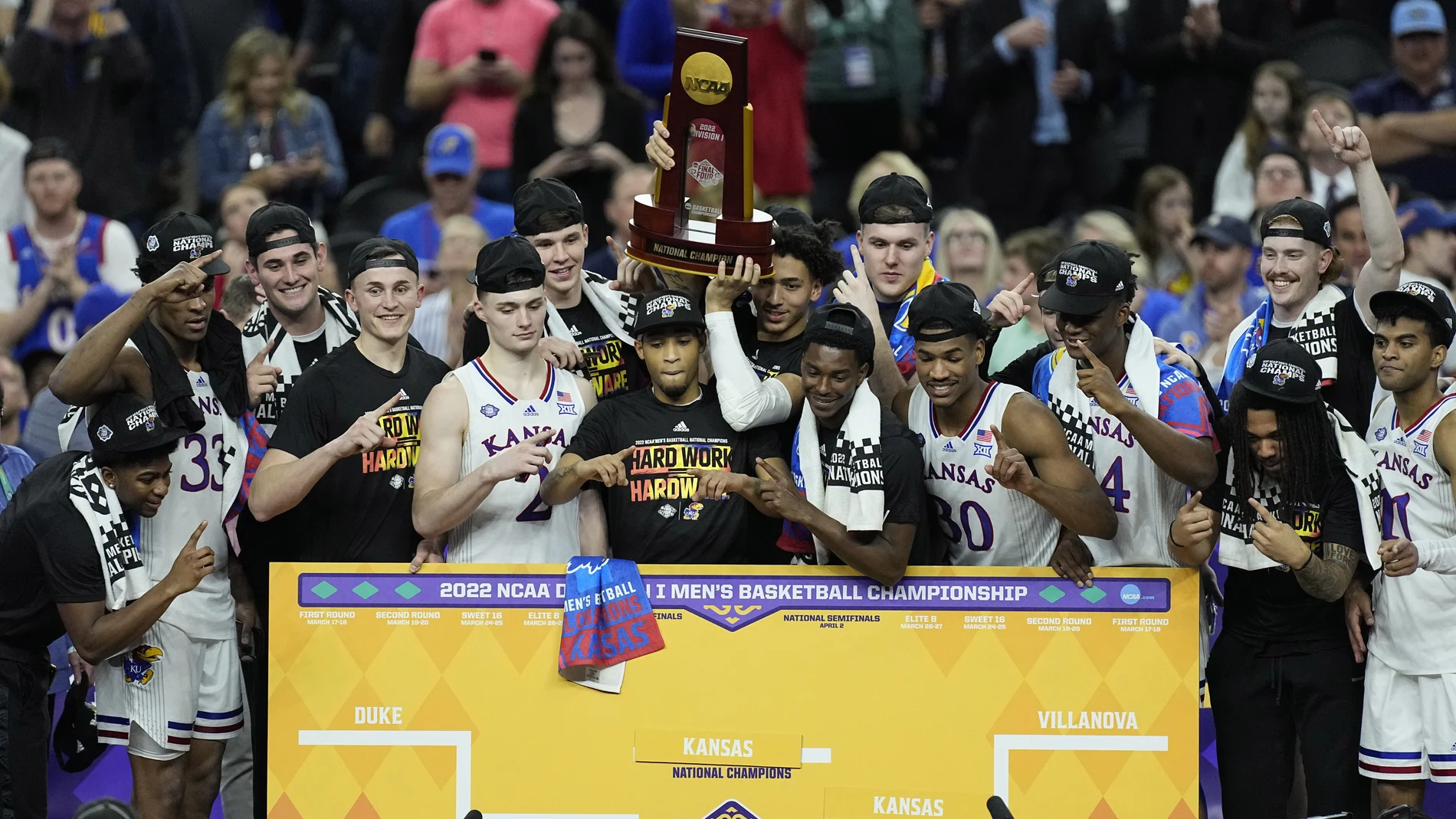 Los jugadores de Kansas posan con el trofeo de campeones de la NCAA.