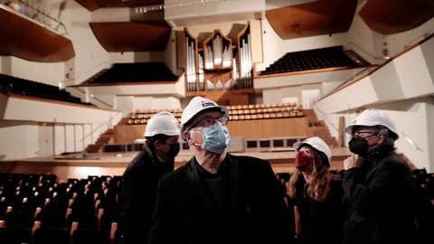 El alcalde de València, Joan Ribó, contempla el auditorio principal del Palau de la Música cuando este martes se inician de las obras de rehabilitación del edificio.
