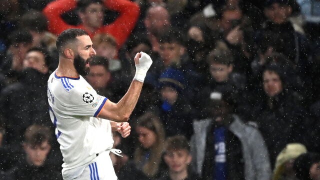 Karim Benzema celebra uno de sus goles contra el Chelsea.