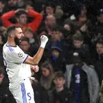 Karim Benzema celebra uno de sus goles contra el Chelsea.