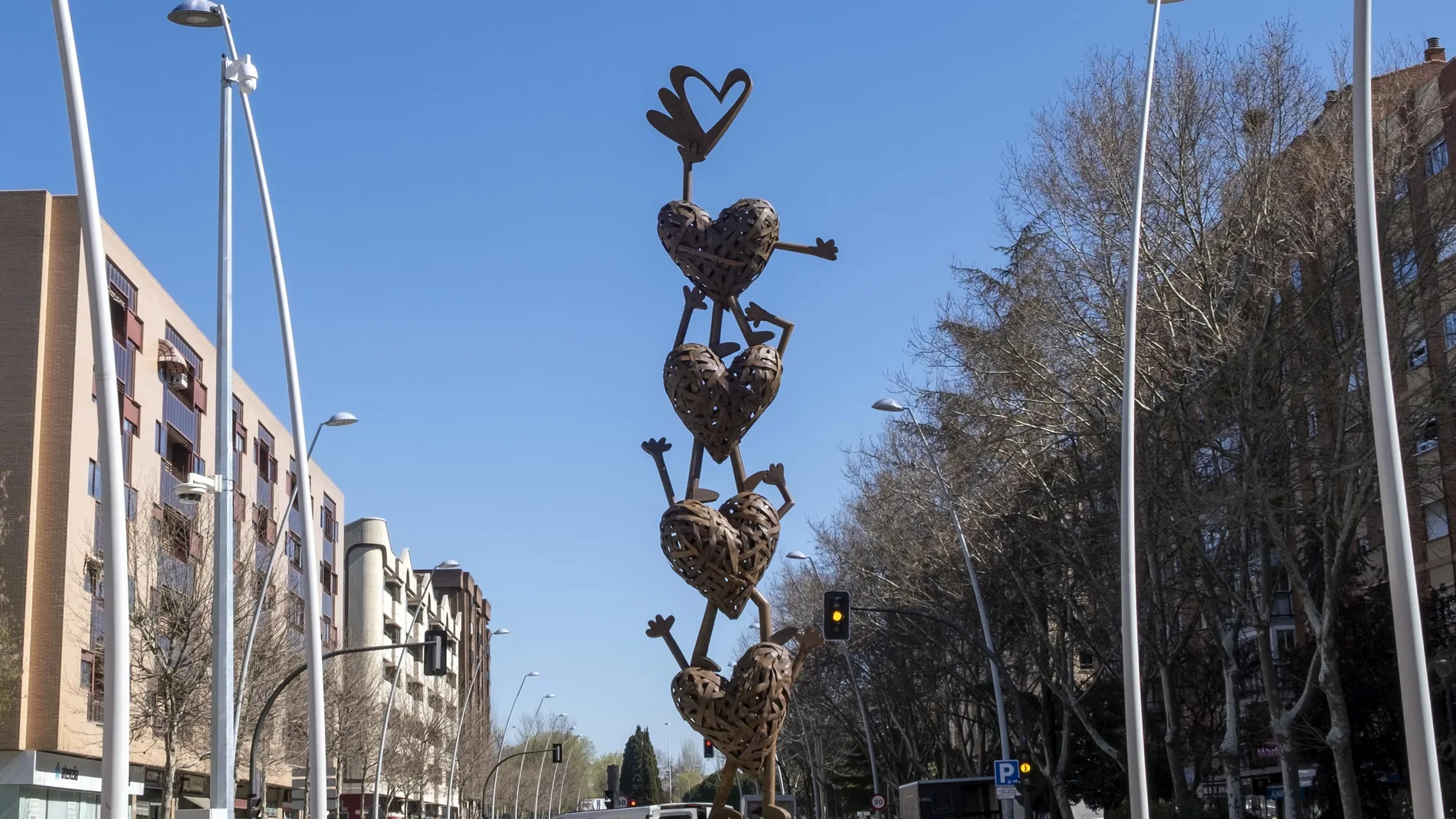 Escultura de la nueva Glorieta del Voluntariado, en la avenida Federico Anaya con paseo de los Olivos, en Salamanca
