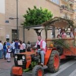 Tractor habilitado pasa por una calle de Murcia en el Bando de la Huerta