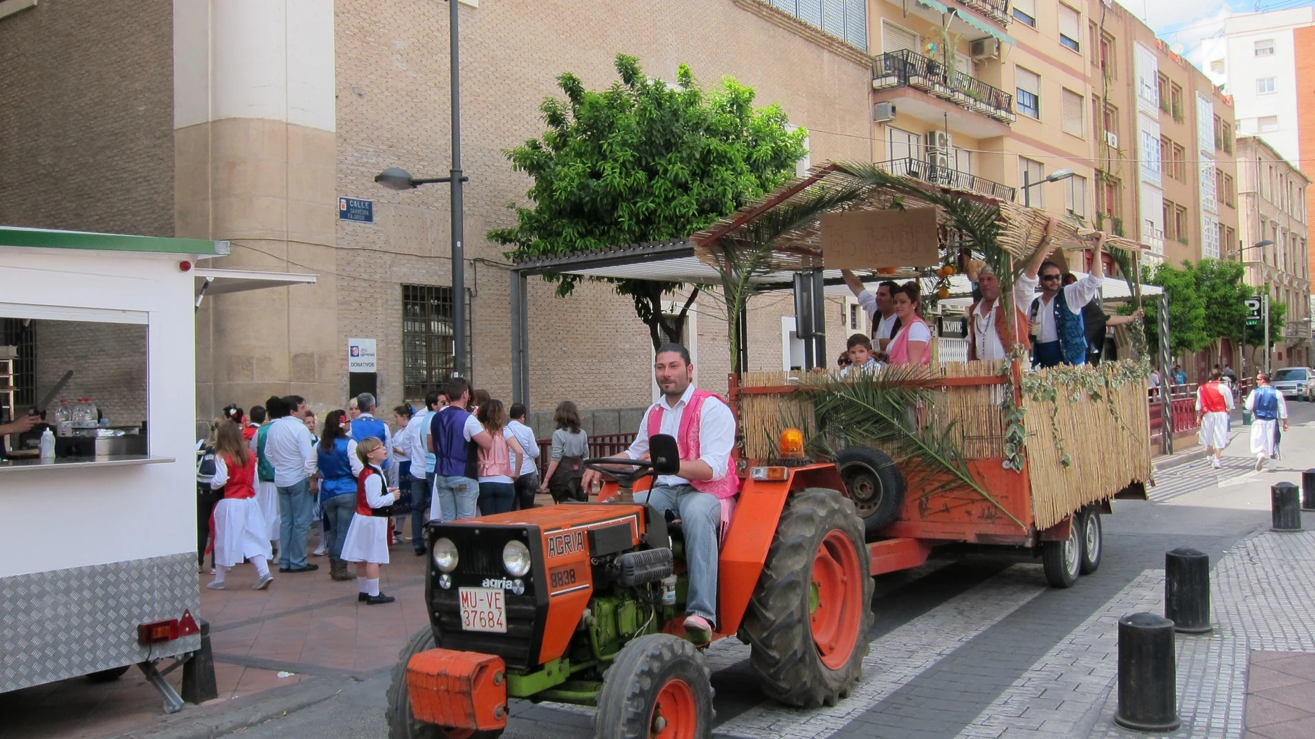 Tractor habilitado pasa por una calle de Murcia en el Bando de la Huerta