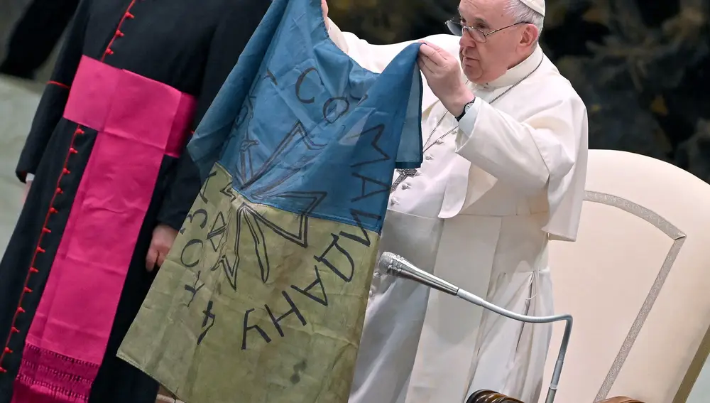 El Papa muestra la bandera de Bucha