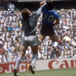 Maradona marca el gol de la Mano de Dios