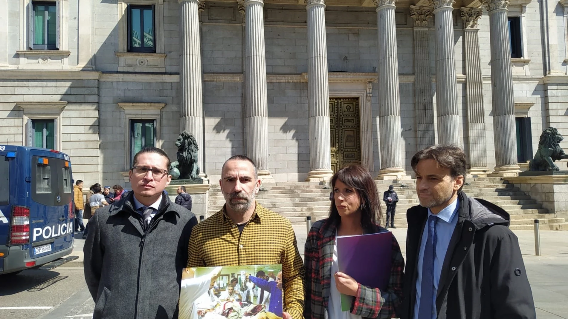 El presidente del grupo parlamentario de Unidas Podemos en el Congreso, Jaume Asens, y la diputada del grupo Martina Velarde se reúnen en el Congreso con David Couso, hermano del cámara muerto en 2003 durante la guerra de Irak, y su abogado. EUROPA PRESS 06/04/2022