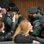 Agentes de la Guardia Civil paralizan a un grupo de personas se concentran frente al Juzgado número 4 de Sueca (Valencia) contra el hombre detenido por matar a su hijo, en el día en el que este pasa a disposición judicial, a 6 de abril de 2022, en Sueca.