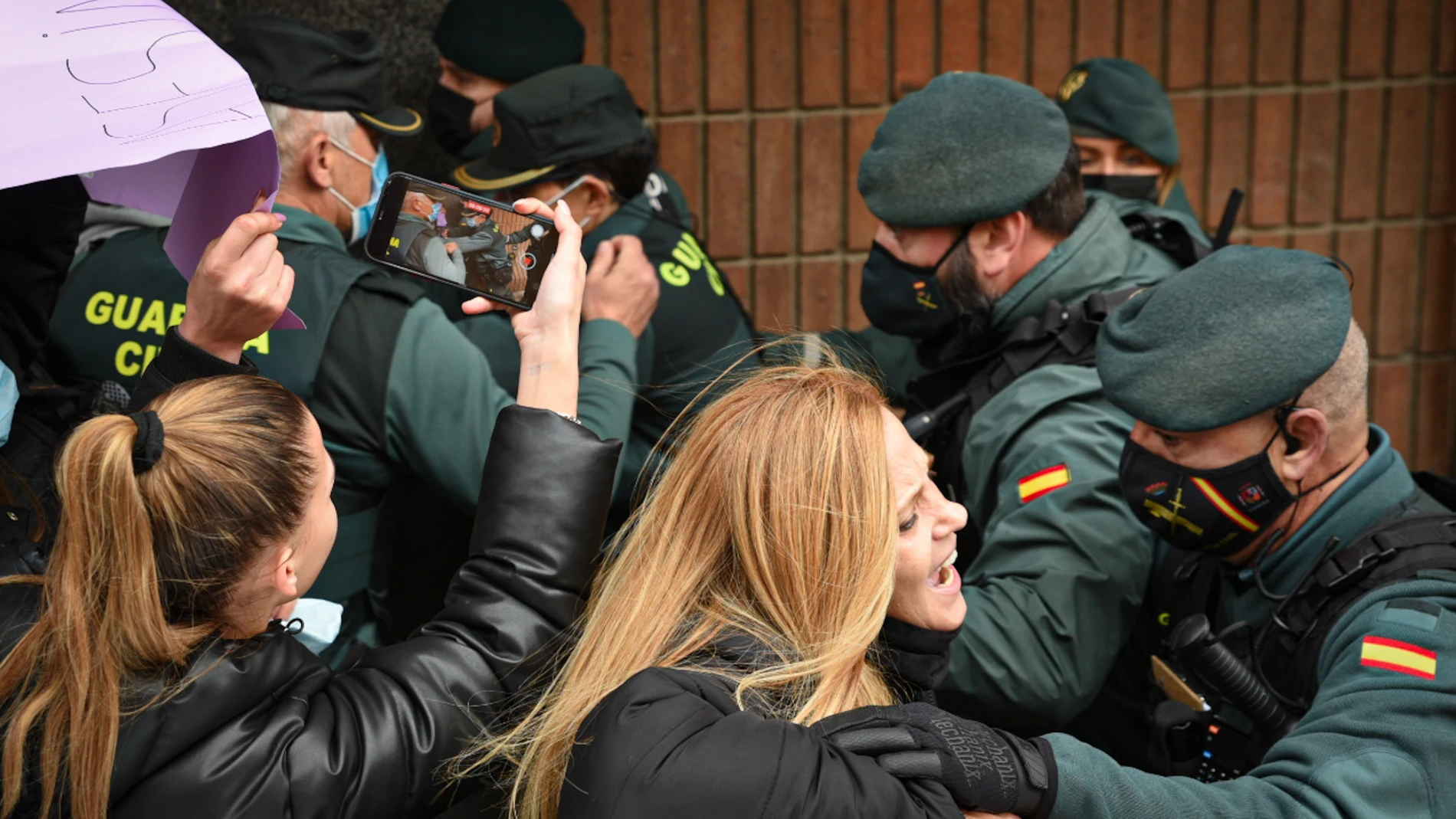 Agentes de la Guardia Civil paralizan a un grupo de personas se concentran frente al Juzgado número 4 de Sueca (Valencia) contra el hombre detenido por matar a su hijo, en el día en el que este pasa a disposición judicial, a 6 de abril de 2022, en Sueca.