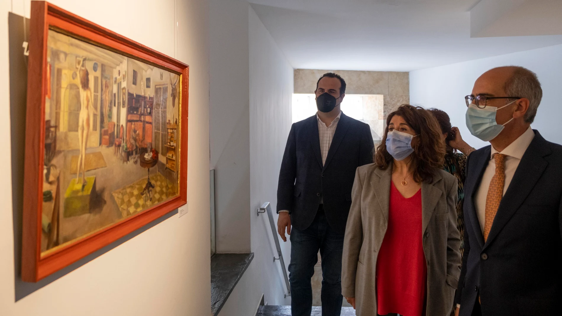 El presidente de la Diputación de Salamanca, Javier Iglesias, y la hija de Ricardo Segundo, Gloria García, presentan la exposición "Desnudo y figura en la obra de Ricardo Segundo 1903-1983"