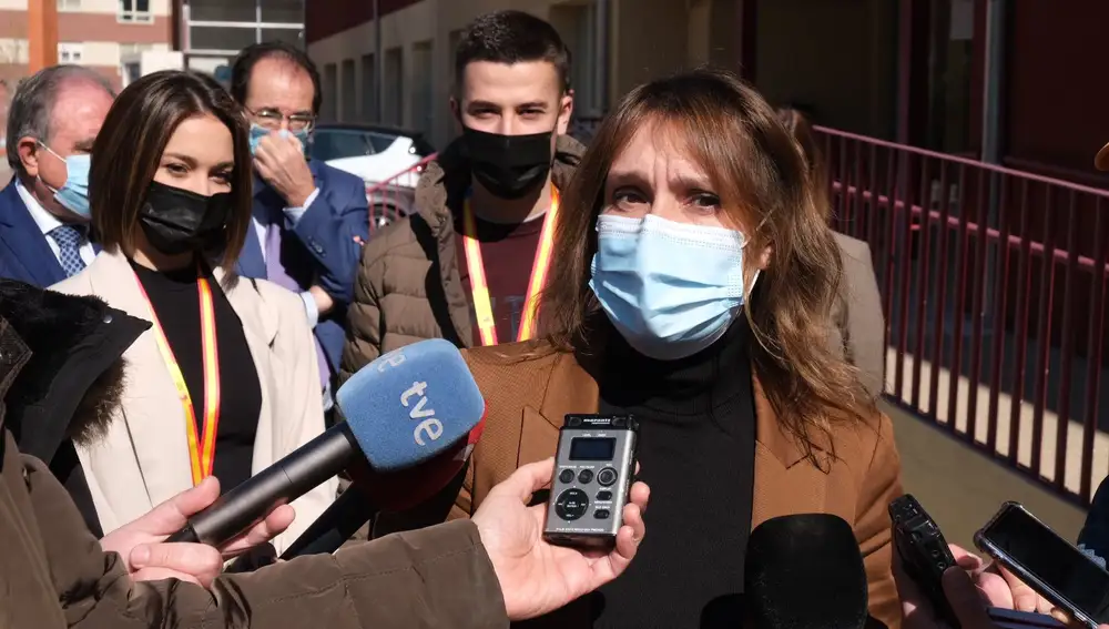 La consejera de Educación, Rocío Lucas, atiende a la prensa, durante la visita al IES Trinidad Arroyo de Palencia