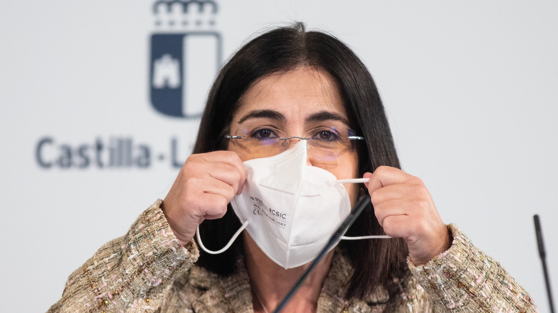 La ministra de Sanidad, Carolina Darias, se pone la mascarilla tras una reunión del Consejo Interterritorial de Salud