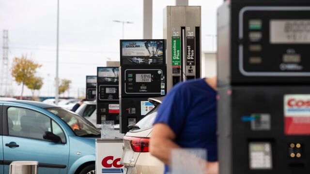 Varios coches hacen cola en una gasolinera en Getafe (Madrid)