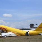 El avión de DHL partido en dos al salirse de la pista en el aeropuerto de Costa Rica