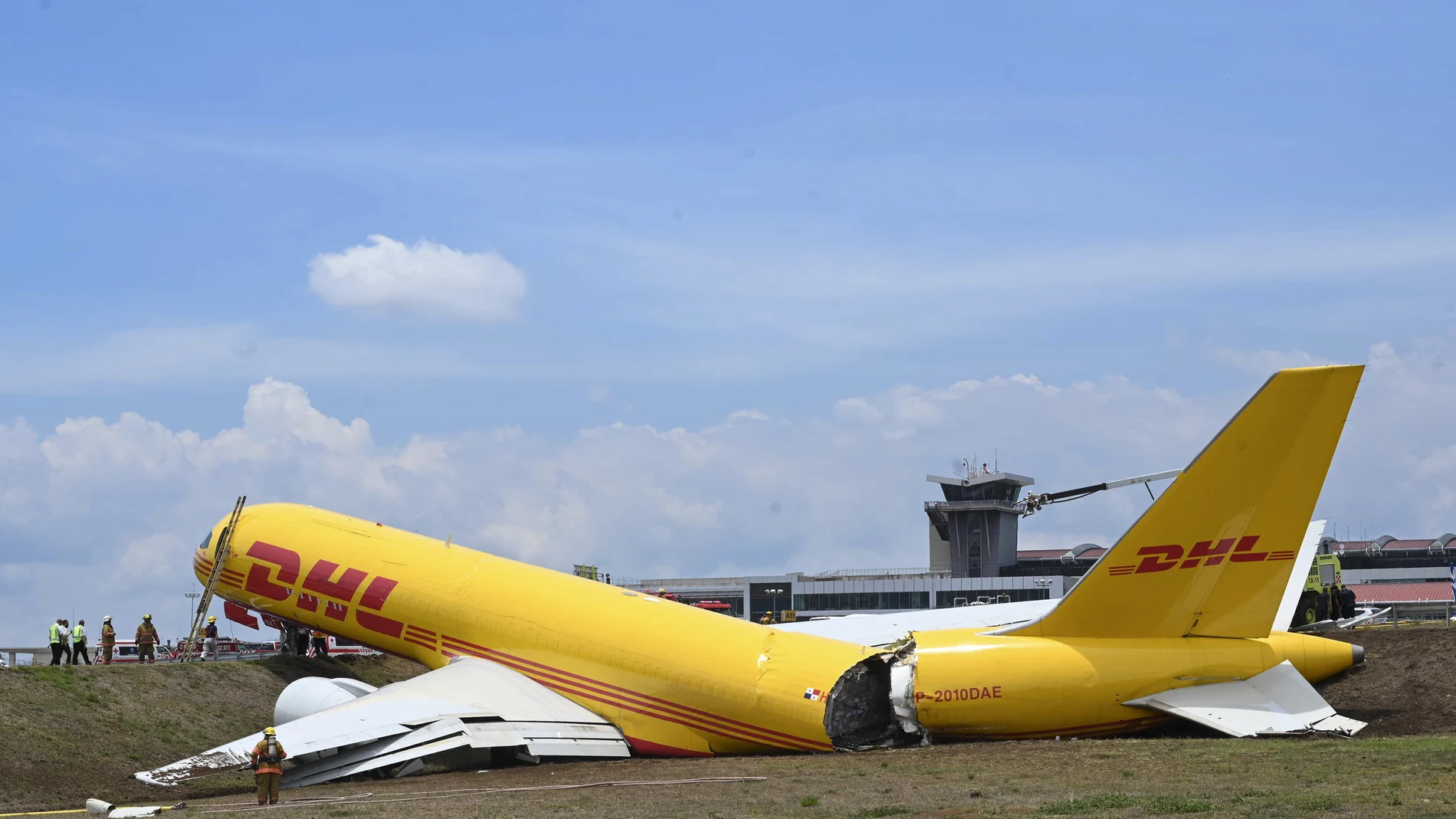 El avión de DHL partido en dos al salirse de la pista en el aeropuerto de Costa Rica