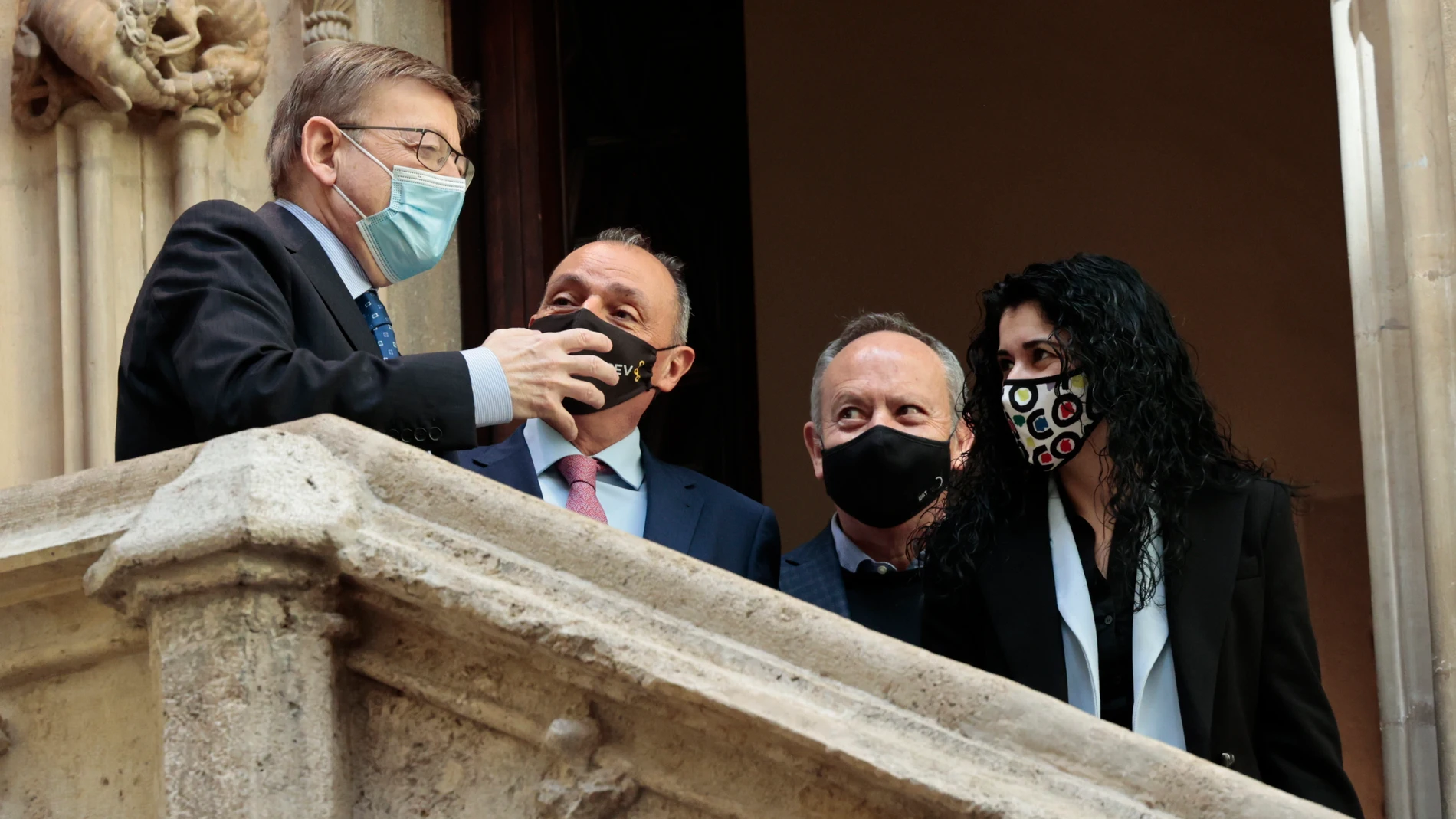 El president de la Generalitat, Ximo Puig (i) junto al presidente de la CEV, Salvador Navarro (2º izq), el secretario general de UGT PV, Ismael Navarro y la secretaria general de CCOO PV, Ana García , momentos antes de la presentación del plan Reactiva