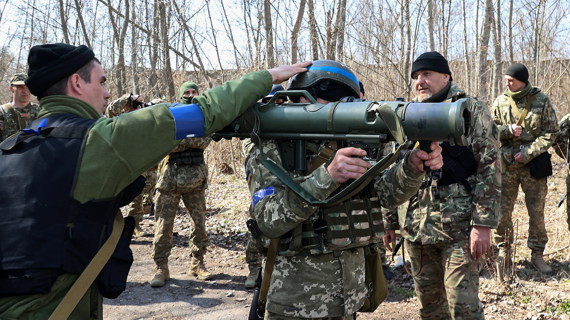 Voluntarios de las defensas territoriales reciben entrenamiento en Kharkiv