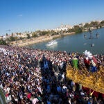 Hermandad de San Gonzalo de Sevilla a su paso por el Puente de Triana