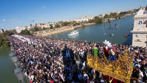 Hermandad de San Gonzalo de Sevilla a su paso por el Puente de Triana