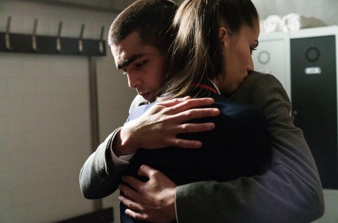 Superviviente de la primera temporada, Omar Ayuso abraza a Claudia Salas en la quinta temporada de «Élite»