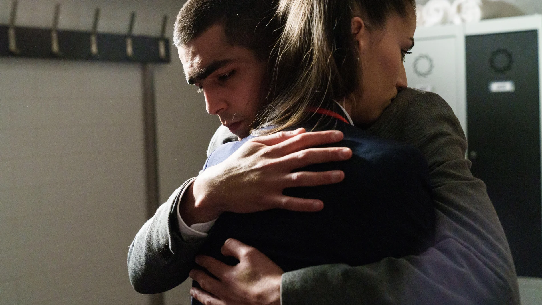 Superviviente de la primera temporada, Omar Ayuso abraza a Claudia Salas en la quinta temporada de «Élite»
