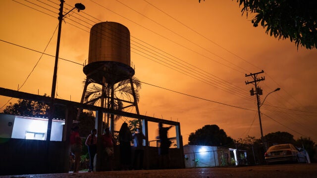 El cielo se torna naranja por el fuego por los quemadores de gas pertenecientes a la estatal Petróleos de Venezuela
