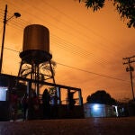 El cielo se torna naranja por el fuego por los quemadores de gas pertenecientes a la estatal Petróleos de Venezuela