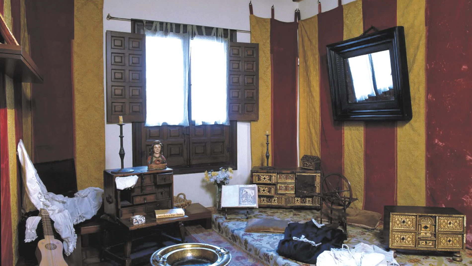 En esta casa museo, abierta al público en 1956, se recrea la vida cotidiana de una familia burguesa de los siglos XVI y XVII.