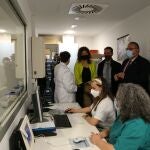 El consejero de Sanidad en funciones, Alejandro Vázquez, visita la Unidad de diálisis del Hospital de Benavente.