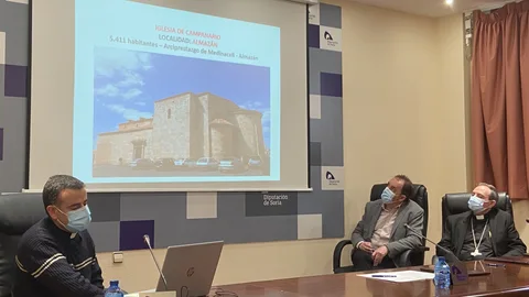 El obispo de Osma-Soria, Abilio Martínez, y el presidente de la Diputación de Soria, Benito Serrano, tras la firma del acuerdo junto a José Sala Pérez, delegado de Patrimonio de la Diócesis