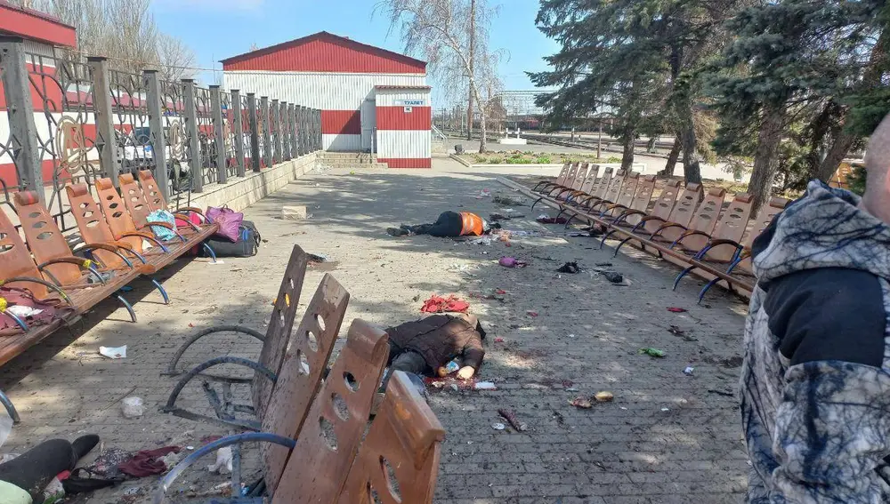 Exterior de la estación de tren de Kramatorsk, donde decenas de personas han fallecido por el impacto de varios misiles