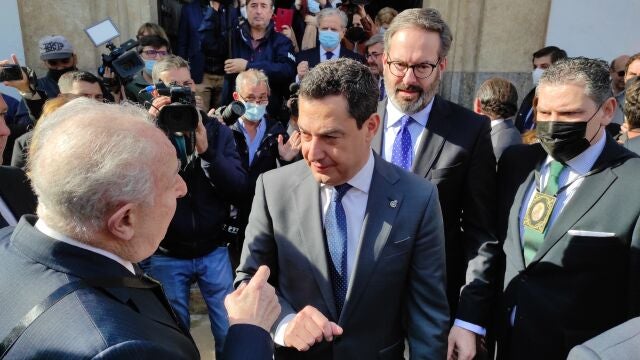 Juanma Moreno en Córdoba, secundado por el presidente del PP en la provincia, Adolfo Molina. EUROPA PRESS