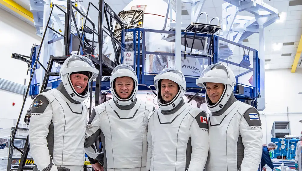 Tripulación de la Axiom 1 que viaja en una nave espacial de SpaceX a la Estación Espacial Internacional, (i-d) el piloto Larry Connor; el comandante, Miguel López-Alegría; el especialista, Mark Pathy, y el especialista, Eytan Stibbe.
