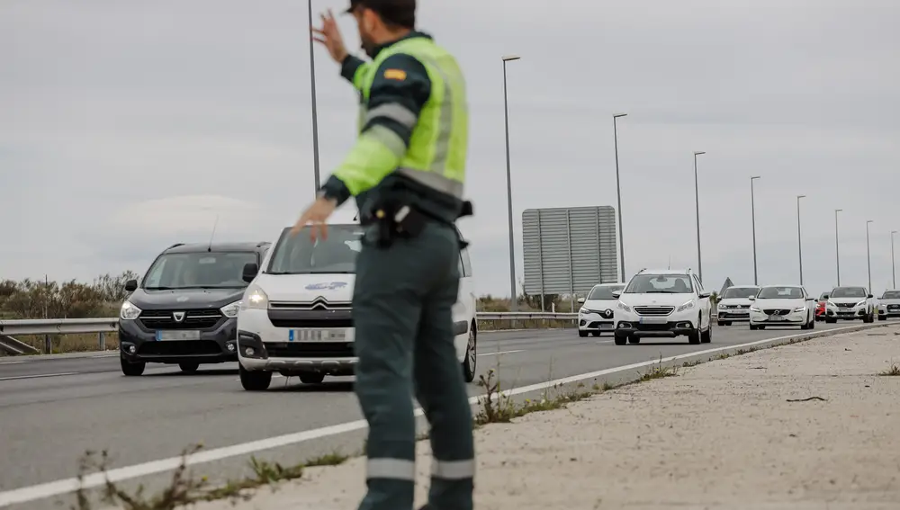 Un agente de la Guardia Civil en un dispositivo de vigilancia de tráfico . Carlos Luján / Europa Press