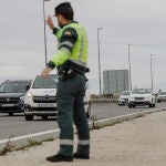 Un agente de la Guardia Civil en un dispositivo de vigilancia de tráfico . Carlos Luján / Europa Press